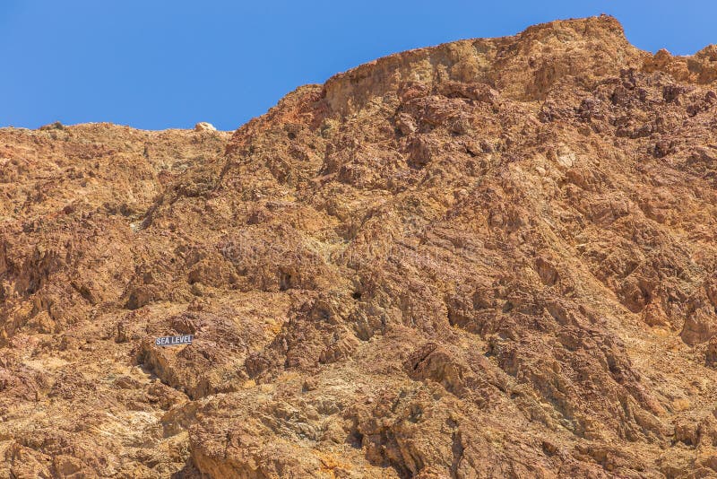 Vista di Desert Hills da Badwater Road, California, USA fotografia stock Vista di Desert Hills da Badwater Road, California, USA fotografia stock