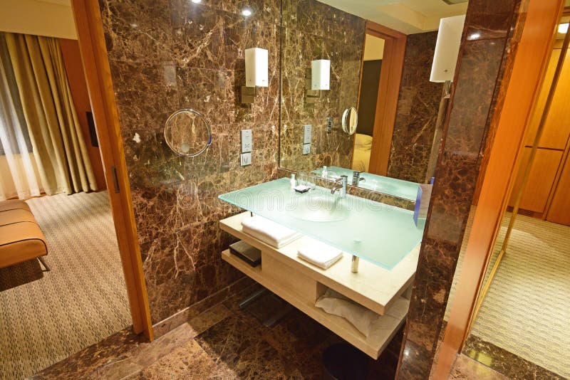 Vista di intera sezione del lavabo di un bagno immagine stock Vista di intera sezione del lavabo di un bagno immagine stock