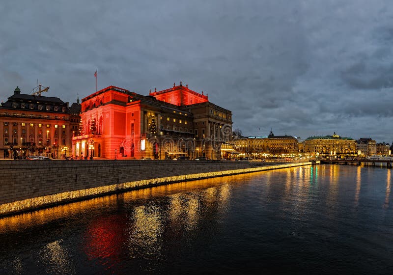 Vista di inverno dell'opera svedese reale illuminata Kungliga Operan nella sera Stoccolma, Svezia fotografia stock Vista di inverno dell'opera svedese reale illuminata Kungliga Operan nella sera Stoccolma, Svezia fotografia stock