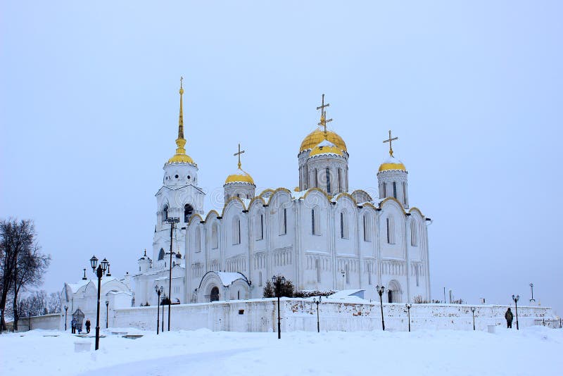 Vista di inverno della cattedrale antica di Dormition della cattedrale di presupposto nella città Vladimir, Russia fotografia stock Vista di inverno della cattedrale antica di Dormition della cattedrale di presupposto nella città Vladimir, Russia fotografia stock