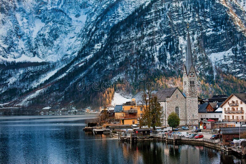 Vista di inverno di Hallstatt, sito di eredità della cultura del mondo dell'Unesco Alpi, Austria fotografia stock Vista di inverno di Hallstatt, sito di eredità della cultura del mondo dell'Unesco Alpi, Austria fotografia stock