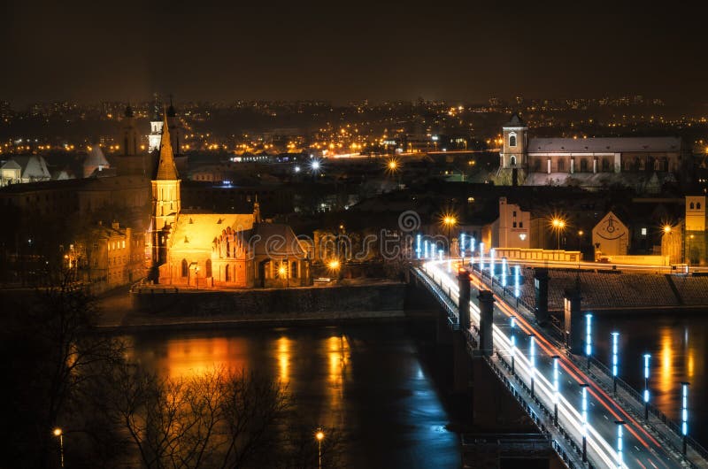 Vista di Kaunas alla notte immagini stock libere da diritti Vista di Kaunas alla notte immagini stock libere da diritti