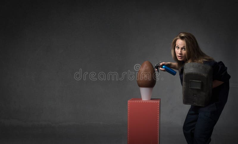 Download Vista Di Laterale Dell'uovo Di Cioccolato E Del Saldatore Immagine Stock - Immagine di ragazza, pericolo: 56879629