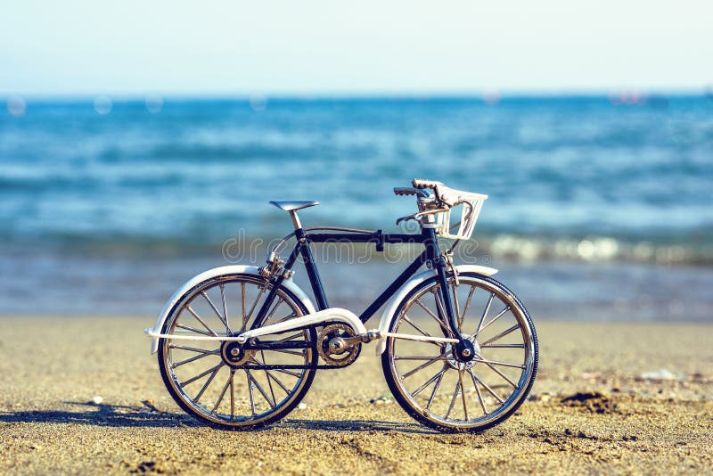 Vista di luce del giorno al ricordo della bicicletta dell'artigianato sulla sabbia fotografie stock libere da diritti Vista di luce del giorno al ricordo della bicicletta dell'artigianato sulla sabbia fotografie stock libere da diritti