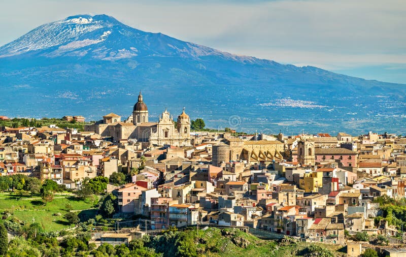 Vista di Militello in Val di Catania con l'Etna nei precedenti - Sicilia, Italia immagine stock Vista di Militello in Val di Catania con l'Etna nei precedenti - Sicilia, Italia immagine stock