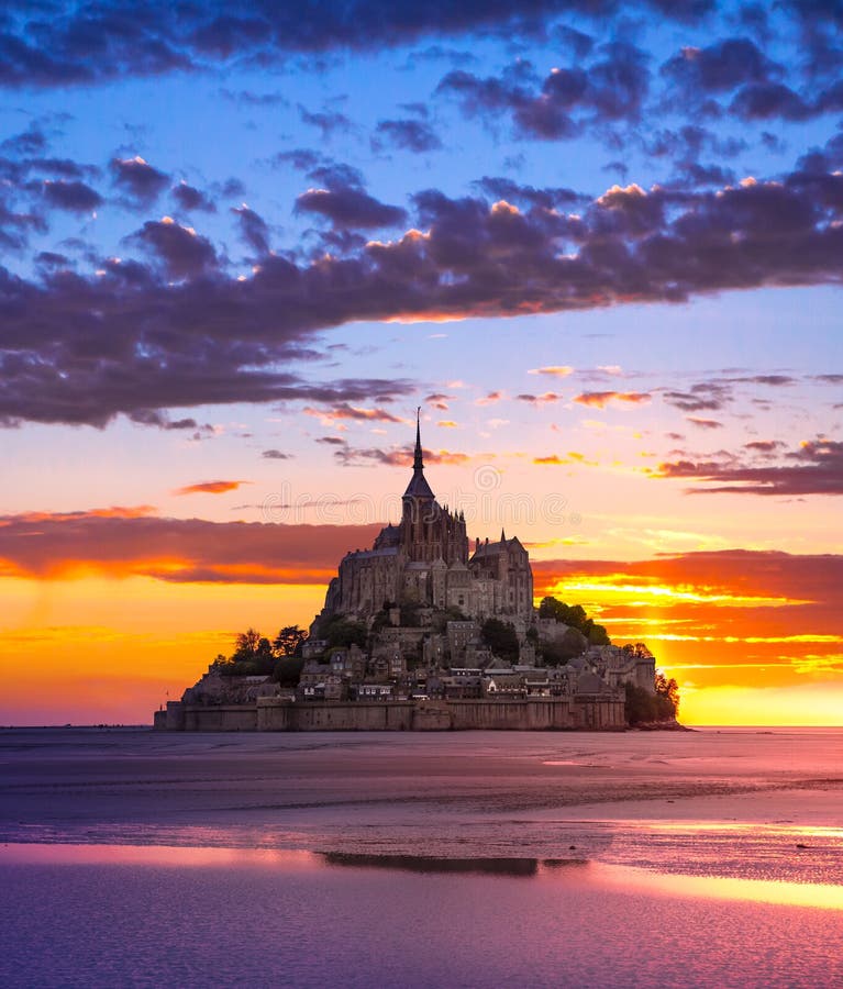 Vista di Mont Saint-Michel al tramonto Normandia fotografie stock libere da diritti Vista di Mont Saint-Michel al tramonto Normandia fotografie stock libere da diritti