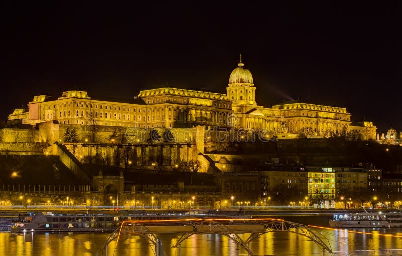 Vista di notte del castello di Buda, Budapest, Ungheria immagine stock libera da diritti Vista di notte del castello di Buda, Budapest, Ungheria immagine stock libera da diritti