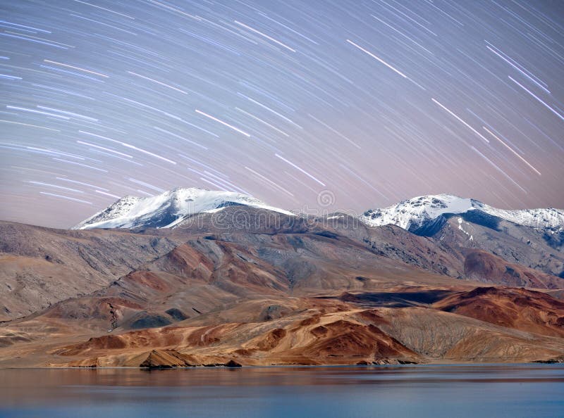 Vista di notte del lago tso Moriri in Ladakh, India del nord fotografie stock libere da diritti Vista di notte del lago tso Moriri in Ladakh, India del nord fotografie stock libere da diritti
