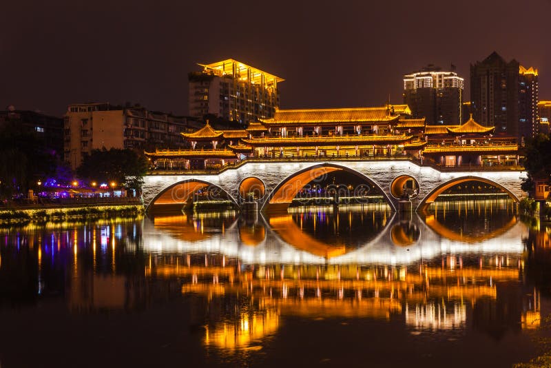 Vista di notte del ponte di Anshun a Chengdu fotografia stock Vista di notte del ponte di Anshun a Chengdu fotografia stock