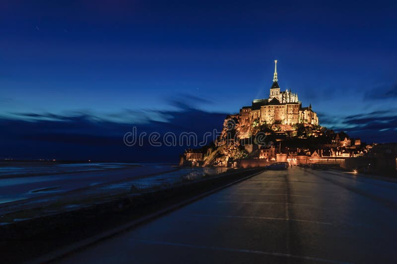 Vista di notte del punto di riferimento del monastero e della baia del Saint Michel di Mont. La Normandia, Francia immagine stock Vista di notte del punto di riferimento del monastero e della baia del Saint Michel di Mont. La Normandia, Francia immagine stock