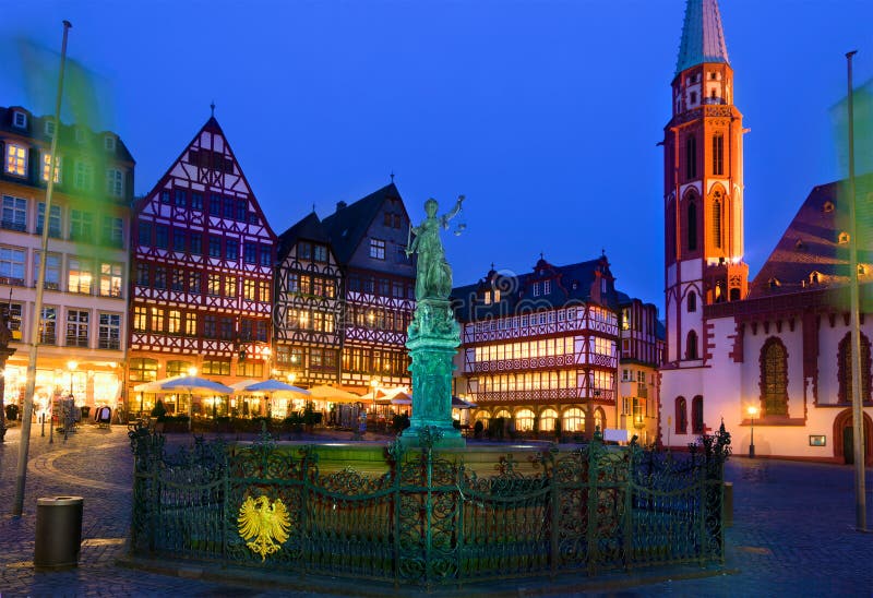 Vista di notte del quadrato di Romer a Francoforte