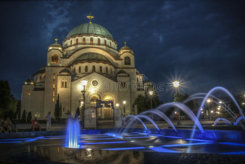 Vista di notte del tempio del san Sava a Belgrado immagini stock libere da diritti Vista di notte del tempio del san Sava a Belgrado immagini stock libere da diritti