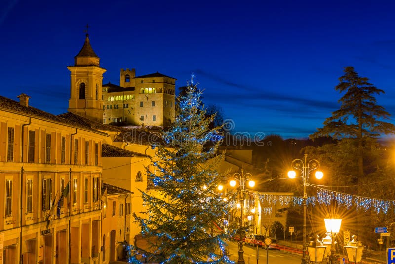 Vista di notte del villaggio medievale a natale fotografia stock Vista di notte del villaggio medievale a natale fotografia stock