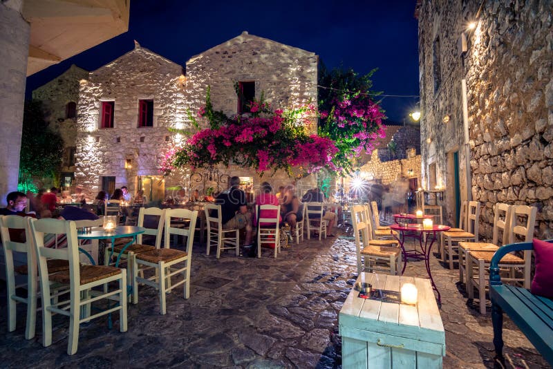 Vista di notte del villaggio tradizionale di Areopoli nella regione di Mani con i vicoli pittoreschi e le case costruite di pietr fotografie stock Vista di notte del villaggio tradizionale di Areopoli nella regione di Mani con i vicoli pittoreschi e le case costruite di pietr fotografie stock