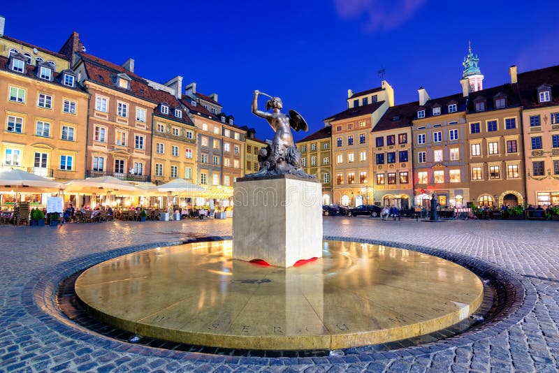 Vista di notte della statua bronzea della sirena sul quadrato del mercato di Città Vecchia di Varsavia, circondato dalle vecchie fotografie stock Vista di notte della statua bronzea della sirena sul quadrato del mercato di Città Vecchia di Varsavia, circondato dalle vecchie fotografie stock