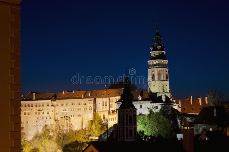 Vista di notte della torre del castello in Cesky Krumlov Limite della Repubblica ceca fotografie stock libere da diritti Vista di notte della torre del castello in Cesky Krumlov Limite della Repubblica ceca fotografie stock libere da diritti