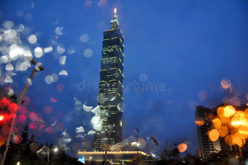 Vista di notte della torre di Taipei 101 fotografie stock libere da diritti Vista di notte della torre di Taipei 101 fotografie stock libere da diritti