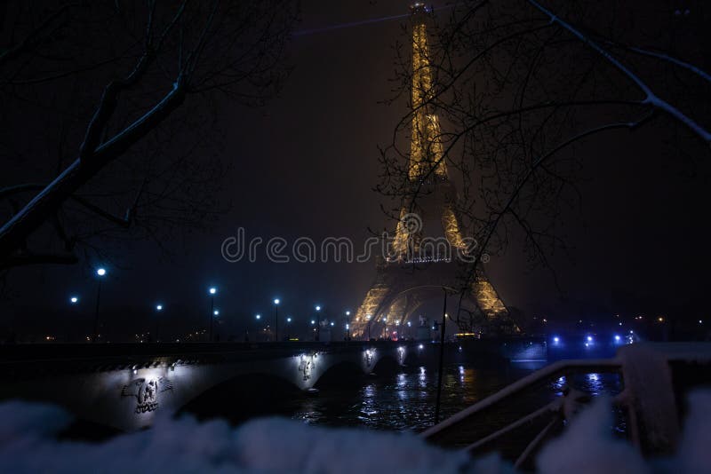 Vista Di Notte Della Torre Eiffel Illuminata Nell Inverno Fotografia Editoriale Immagine Di Notte Vista