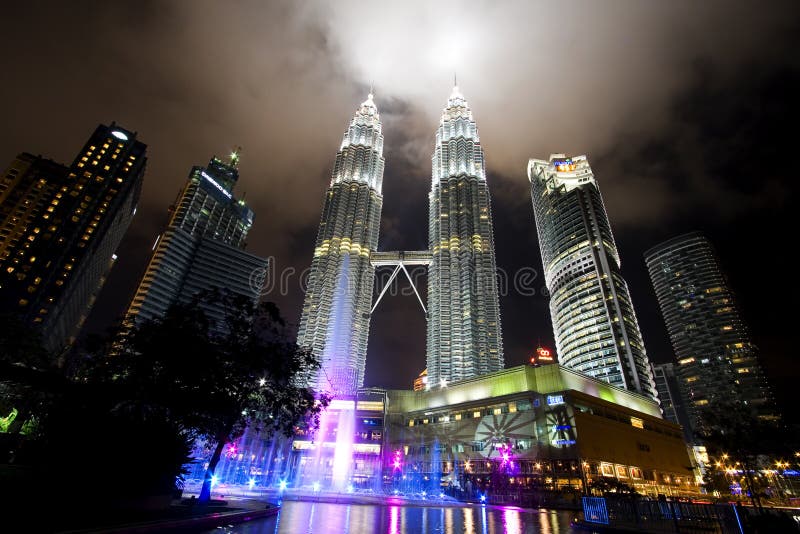 Vista di notte delle torri gemelle di Petronas in Malesia immagini stock libere da diritti Vista di notte delle torri gemelle di Petronas in Malesia immagini stock libere da diritti