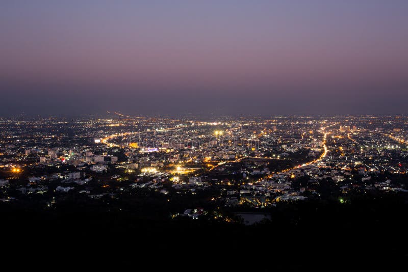 vista di notte di Chiang Mai sul punto di vista del suthep di doi, Tailandia immagine stock libera da diritti vista di notte di Chiang Mai sul punto di vista del suthep di doi, Tailandia immagine stock libera da diritti