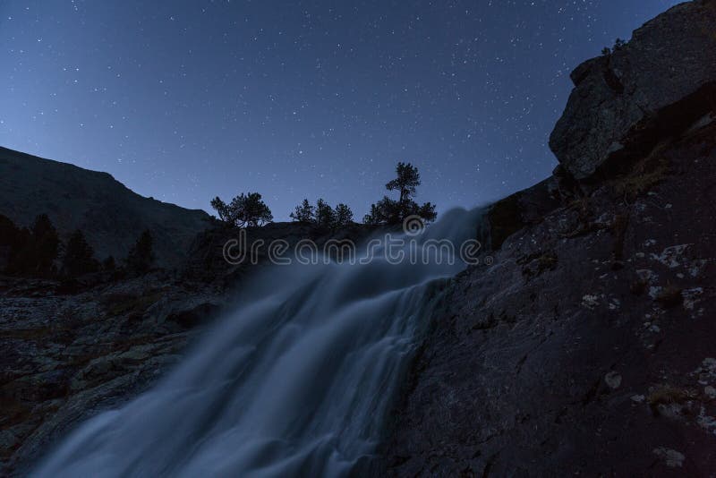 Vista di notte di Misty Waterfall Long Exposure Early con le stelle sul chiaro cielo, natura Autumn Landscape dell'altopiano dell fotografie stock Vista di notte di Misty Waterfall Long Exposure Early con le stelle sul chiaro cielo, natura Autumn Landscape dell'altopiano dell fotografie stock