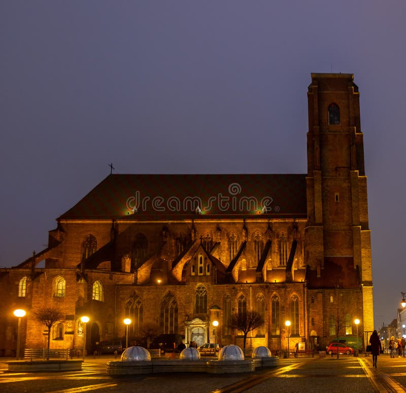 Vista di notte sulla st Mary Magdalene Church, Wroclaw immagine stock Vista di notte sulla st Mary Magdalene Church, Wroclaw immagine stock