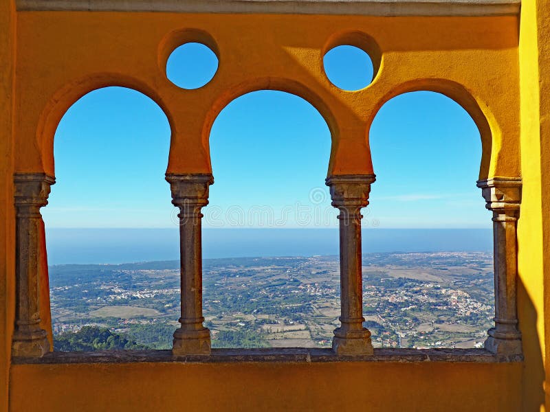 Vista di oceano dal palazzo di Pena, Sintra, Portogallo fotografia stock Vista di oceano dal palazzo di Pena, Sintra, Portogallo fotografia stock