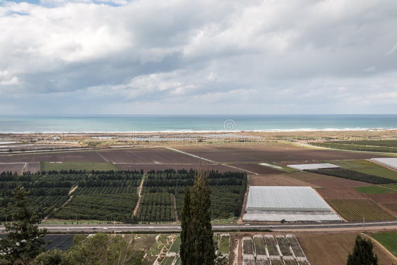 Vista di paesaggio con il mare, i fiedls e le nuvole immagine stock libera da diritti Vista di paesaggio con il mare, i fiedls e le nuvole immagine stock libera da diritti