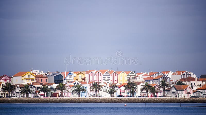 Vista di paesaggio urbano della città costiera singolare dall'acqua con le palme Costa Nova, Portogallo Con lo spazio della copia immagini stock libere da diritti Vista di paesaggio urbano della città costiera singolare dall'acqua con le palme Costa Nova, Portogallo Con lo spazio della copia immagini stock libere da diritti