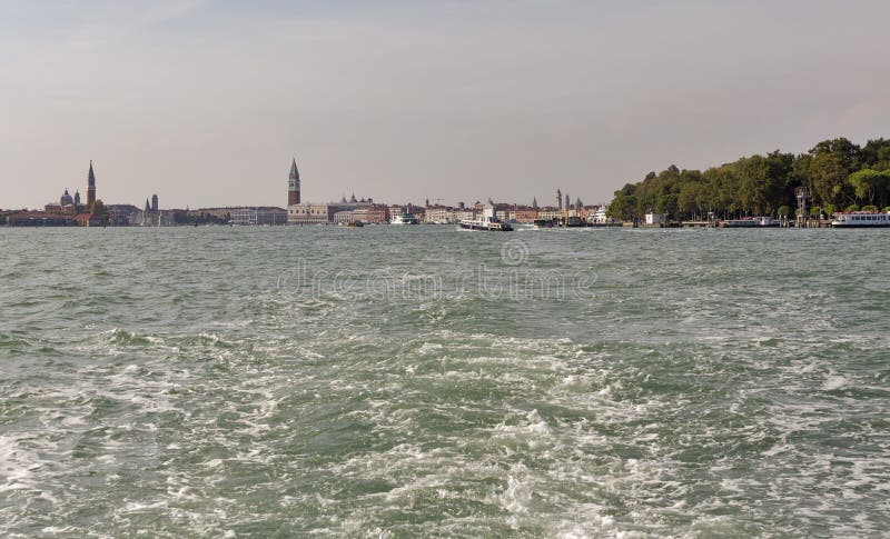 Vista di paesaggio urbano di Venezia dalla laguna, Italia