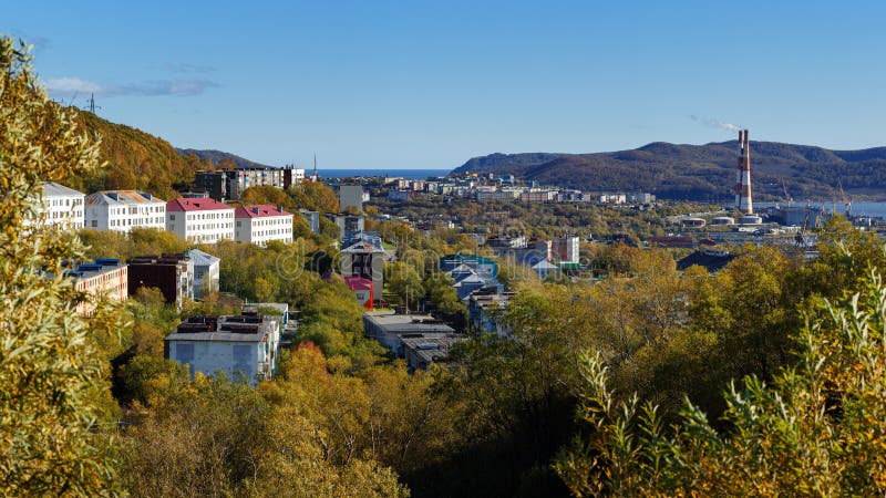 Vista di panorama di autunno di vecchio edificio residenziale sovietico della città di Petropavlovsk-Kamcatskij L'Eurasia, Estrem fotografie stock libere da diritti Vista di panorama di autunno di vecchio edificio residenziale sovietico della città di Petropavlovsk-Kamcatskij L'Eurasia, Estrem fotografie stock libere da diritti