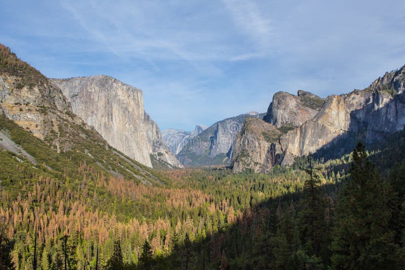 Vista di panorama della valle di Yosemite immagini stock libere da diritti Vista di panorama della valle di Yosemite immagini stock libere da diritti