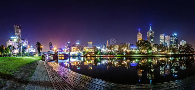 Vista di panorama di un bello una vista attraverso il fiume di Yarra al punto di riferimento di Melbourne del centro immagine stock Vista di panorama di un bello una vista attraverso il fiume di Yarra al punto di riferimento di Melbourne del centro immagine stock