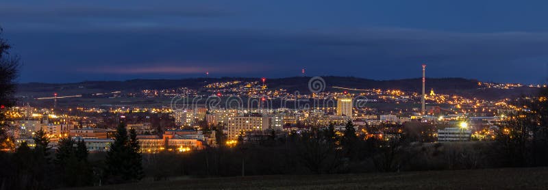 Vista di Panoramatic alla città Ceske Budejovice alla notte immagini stock libere da diritti Vista di Panoramatic alla città Ceske Budejovice alla notte immagini stock libere da diritti