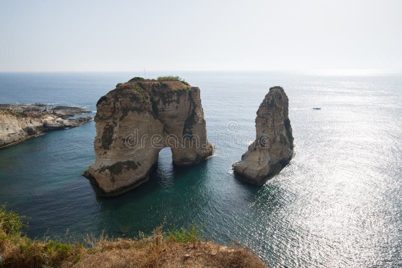 Vista di Pigeon Rock Raouche Rocks, Corniche Beirut Beirut Libano fotografia stock libera da diritti Vista di Pigeon Rock Raouche Rocks, Corniche Beirut Beirut Libano fotografia stock libera da diritti