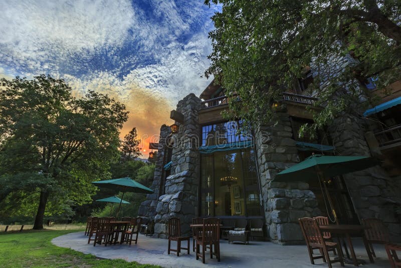 Vista di pomeriggio dell'hotel storico famoso di Ahwahnee immagini stock libere da diritti Vista di pomeriggio dell'hotel storico famoso di Ahwahnee immagini stock libere da diritti