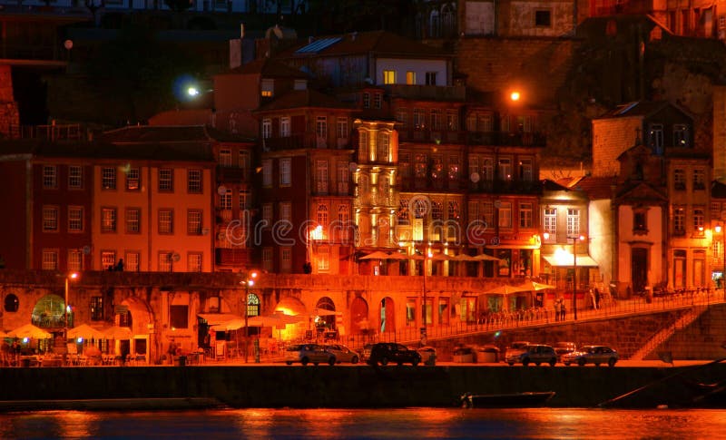 Vista di Ribeira alla notte a Oporto immagine stock libera da diritti Vista di Ribeira alla notte a Oporto immagine stock libera da diritti