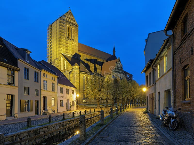 Vista di sera della st Nicholas Church in Wismar, Germania fotografie stock Vista di sera della st Nicholas Church in Wismar, Germania fotografie stock