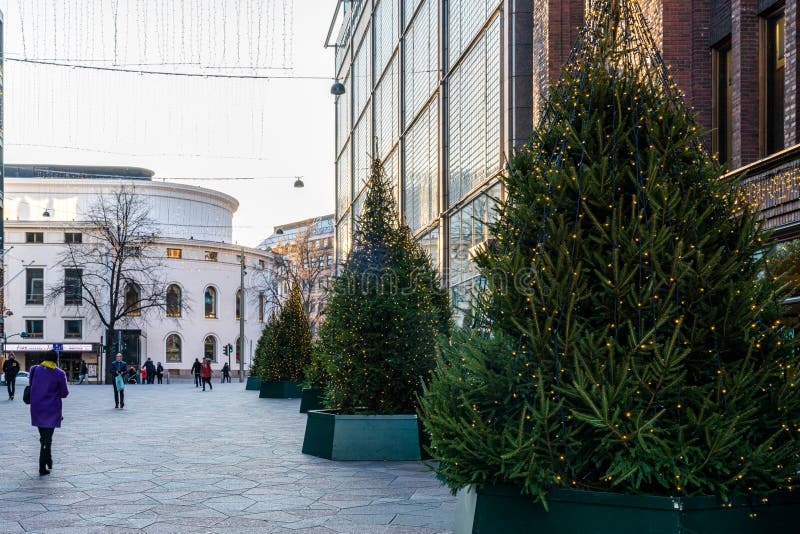Vista di strada degli alberi illuminati di Natale davanti al famoso centro commerciale di Stockmann - Helsinki fotografia stock Vista di strada degli alberi illuminati di Natale davanti al famoso centro commerciale di Stockmann - Helsinki fotografia stock