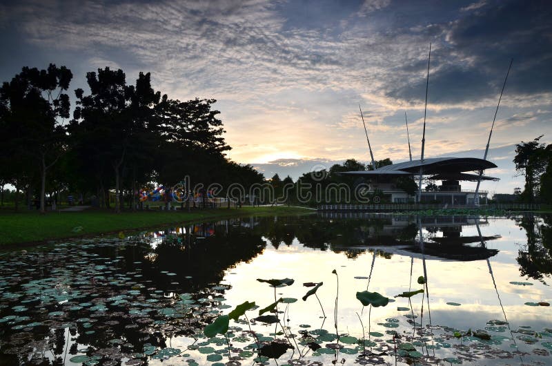 Vista di tramonto al parco pubblico situato a putrajaya, Malesia fotografia stock libera da diritti Vista di tramonto al parco pubblico situato a putrajaya, Malesia fotografia stock libera da diritti