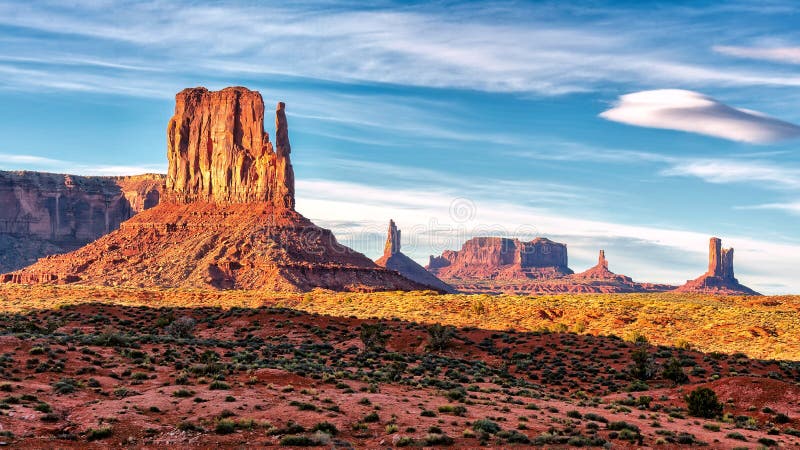 Vista di tramonto alla valle del monumento, Arizona fotografie stock libere da diritti Vista di tramonto alla valle del monumento, Arizona fotografie stock libere da diritti