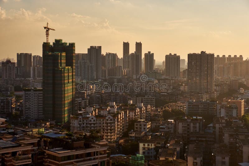 Vista di tramonto di costruzione in costruzione e di molte imprese di qualità superiore quale finanza, assicurazione, bene immobi fotografia stock libera da diritti Vista di tramonto di costruzione in costruzione e di molte imprese di qualità superiore quale finanza, assicurazione, bene immobi fotografia stock libera da diritti