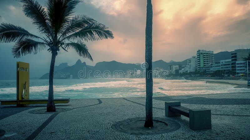 Vista di tramonto della spiaggia di ipanema a Rio dal arpoador fotografia stock Vista di tramonto della spiaggia di ipanema a Rio dal arpoador fotografia stock