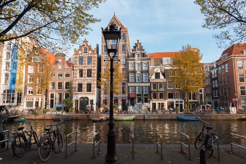 Vista di un'architettura olandese tipica a Amsterdam immagini stock libere da diritti Vista di un'architettura olandese tipica a Amsterdam immagini stock libere da diritti