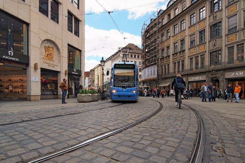 Vista di un tram che passa sulle ferrovie nella vecchia parte della città Monaco di Baviera fotografie stock