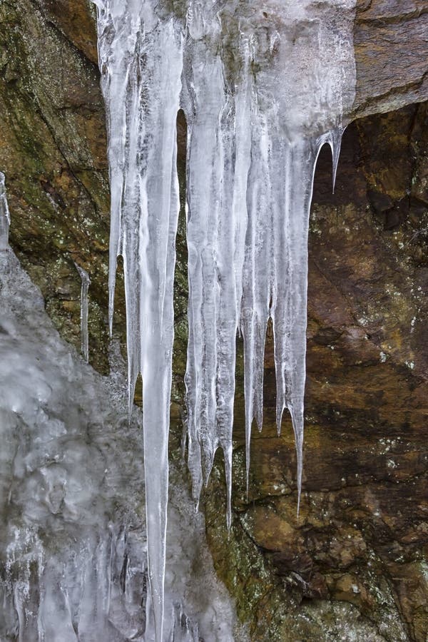 Vista di una cascata congelata in inverno, sulle montagne dell'Ore Erzgebirge immagine stock libera da diritti Vista di una cascata congelata in inverno, sulle montagne dell'Ore Erzgebirge immagine stock libera da diritti