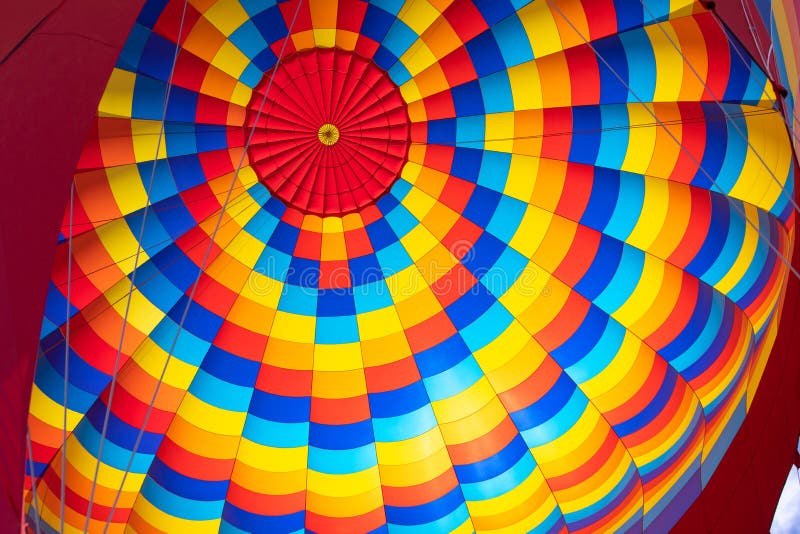 Vista di una mongolfiera che mostra un mosaico rettangolare variopinto immagini stock Vista di una mongolfiera che mostra un mosaico rettangolare variopinto immagini stock