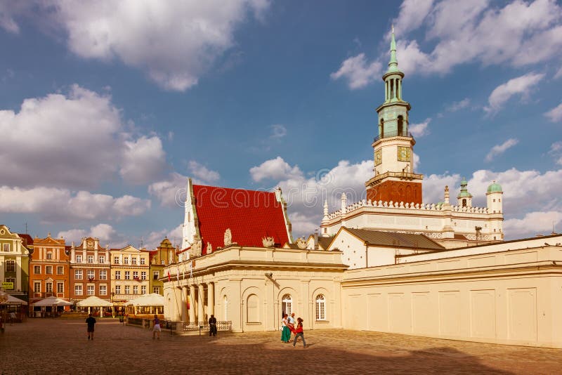 Il vecchio quadrato del mercato e municipio si elevano. Poznan. La Polonia fotografia stock Il vecchio quadrato del mercato e municipio si elevano. Poznan. La Polonia fotografia stock