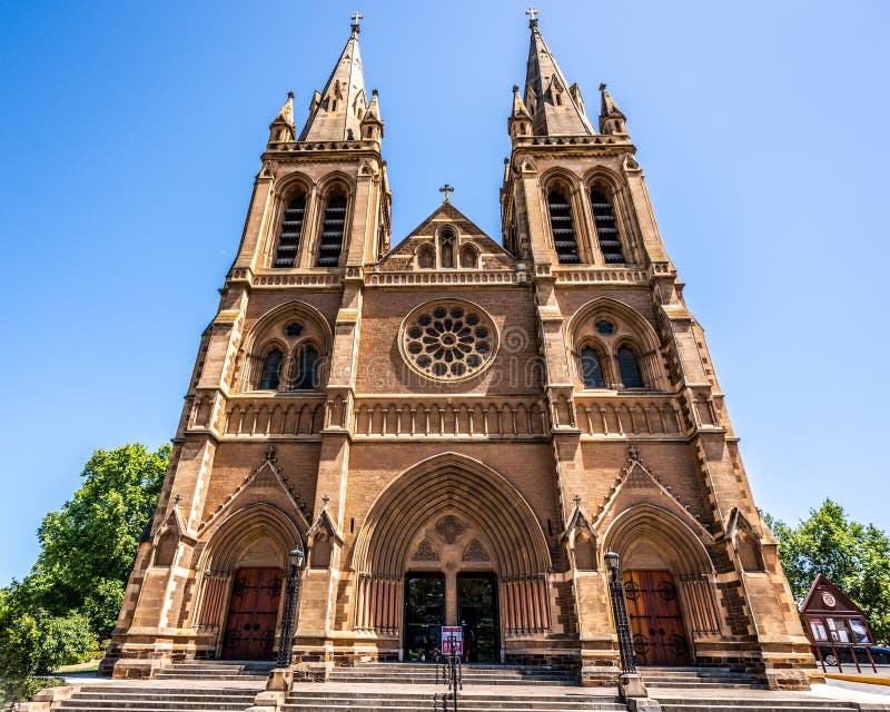 Vista dianteira da fachada da catedral de St Peter uma igreja anglicana da catedral em Adelaide Australia foto de stock Vista dianteira da fachada da catedral de St Peter uma igreja anglicana da catedral em Adelaide Australia foto de stock