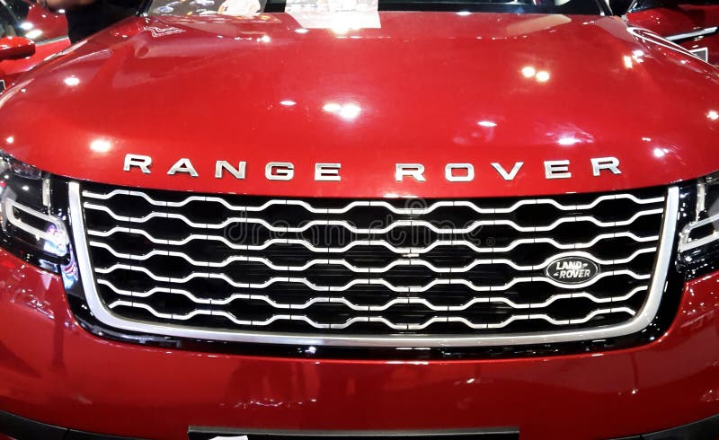 Vista dianteira de Range Rover vermelho, indicada durante Kuala Lumpur International Motor Show